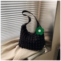 Borsa a spalla nera con trama a bolle, ciondolo a fiore verde e design a pieghe - Nero