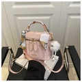 Détail du sac boîte rose avec poignée en foulard de soie et pendentif peluche blanc - Rose Avec Pendentif