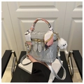 Dettaglio borsa a scatola grigio argento con manico in foulard e ciondolo peluche - Argento Con Ciondolo