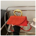 Luxuriöse rote Handtasche aus Wildleder mit goldenem Metallgriff und langem Schultergurt - Rot
