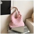 Borsa a spalla rosa con trama a bolle, design a pieghe e ciondolo a fiore - Rosa