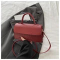 Dunkelrote Vintage-Handtasche mit Krokodilhaut-Struktur und vielseitigem Schultergurt - Rot