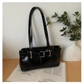 Glänzende schwarze Schultertasche aus Kunstleder mit silberner Schnalle auf Magazin - Schwarz