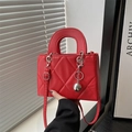 Piccola borsa quadrata rossa trapuntata con ciondolo argento e tracolla regolabile - Rosso