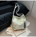 Hellgrüne Schultertasche im China-Stil mit Bambusblatt-Print und langen grauen Quasten - Bambusblatt-Weiß