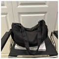 Detalle del bolso hobo de nailon negro con anillos metálicos y correas anchas - Negro