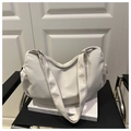 Detalle del bolso tote de lona beige con pliegues crecientes y correa ancha al hombro - Blanco