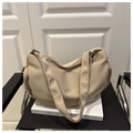 Detalle de un bolso hobo minimalista de nailon caqui con cremallera plateada y correa - Caqui