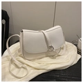Borsa a tracolla a mezzaluna bianca minimalista in pelle liscia con fibbia argentata moderna - Bianco