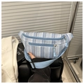 Dettaglio della borsa a tracolla intrecciata a righe bianche e blu con doppia zip - Blu