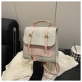 Detail eines zweifarbigen Mini-Rucksacks mit rosa Klappe und goldener Rundschnalle - Beige Ohne Anhänger