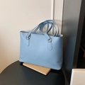 Bolso tote de cuero azul claro minimalista con anillas doradas y correas de hombro dobles - Azul