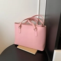 Bolso tote minimalista rosa bebé con asas dobles y detalles de costuras verticales - Rosa
