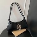 Borsa sottobraccio nera in pelle liscia con fibbia metallica e doppi spallacci - Nero