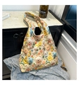 Dettaglio dei fiori all'uncinetto 3D e motivi di orsi sulla texture della borsa floreale - Stile 1