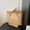 Bolso tote minimalista en cuero sintético beige con costuras verticales y asas largas - Caqui