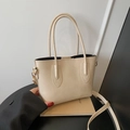 Minimalistische crème witte draagtas van imitatieleer met handvatten en schouderriem - Beige