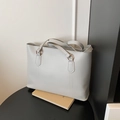 Bolso tote gris claro minimalista en piel sintética texturizada con asas dobles finas - Gris