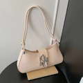 Elegante borsa baguette beige in similpelle con logo argento e tracolla con nodo sottospalla - Bianco Sporco