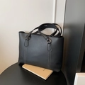 Sac fourre-tout minimaliste en similicuir noir avec surpiqûres blanches et dorures - Noir