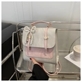 Minimalistischer Lederrucksack in Pink und Grau mit Perlen-Schleifen-Anhänger - Beige Mit Anhänger