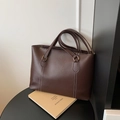 Sac fourre-tout marron foncé avec surpiq surpiqûres blanches et boucles dorées pour le quotidien - Café