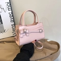 Borsa a mano rosa con fiocco, tracolla e fibbia argentata in ambientazione moda - Rosa
