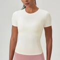 Eng anliegendes Yoga-Top für Damen in Cremeweiß mit kurzen Ärmeln und Rundhals - S / Mandelweiß