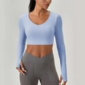 Lichtblauwe yoga crop top met lange mouwen, duimgaten en cross-waist legging - S / Luchtblauw