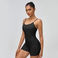 Tuta da yoga nera da donna con spalline sottili e pantaloncini a compressione - S / Nero