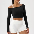 Top fitness nero a maniche lunghe con spalle scoperte e pantaloncini bianchi a vita alta - S / Nero