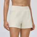 Damen Yoga-Shorts mit hoher Taille in Cremeweiß aus atmungsaktivem, elastischem Material - S / Mandelweiß