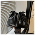 Gros plan d'un sac cabas noir brillant à cordon avec une élégante texture plissée - Noir