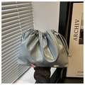 Détail du sac seau plissé bleu clair avec nœud en métal argenté et cordon de serrage - Bleu