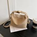 Bolso tipo almohada tejido en beige con cierre metálico dorado y correa de cuero - Caqui