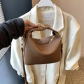 Sac bandoulière marron tissé chic avec boucle en métal doré et poignée en cuir - Marron