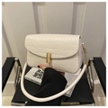 Detalle del bolso blanco con relieve de cocodrilo y elegante cierre de metal oro - Blanco
