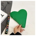 Detail der grünen herzförmigen Tasche mit Litschi-Lederstruktur und Love-Handschlaufe - Grün
