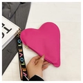 Makroaufnahme der herzförmigen Ledertasche in Rosapink mit LOVE-Handschlaufe und Textur - Rosenrosa