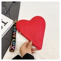 Detalle del bolso rojo de corazón en cuero granulado con asa con inscripción LOVE - Rojo