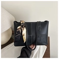 Schwarze Shopper-Tasche aus Leder mit Krokoprägung, Kontrastnaht und elegantem Seidenschal - Schwarz