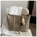 Khaki minimalistische Shopper-Tasche mit elegantem bedrucktem Seidenschal am Griff - Khaki