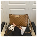 Dettaglio di borsa a tracolla marrone con motivi floreali ed etichetta in pelle Fashion - Marrone