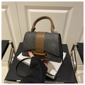 Bolso bandolera vintage en gris negro con detalles de cuero marrón y acabado texturizado - Negro