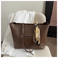 Braune Shopper-Tasche aus Kunstleder mit bedrucktem Seidenschal und weißen Nähten - Dunkelbraun