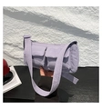 Dettaglio della borsa a tracolla in nylon viola chiaro con doppie tasche frontali utili - Viola
