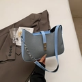 Elegante borsa a spalla in pelle azzurra e tessuto grigio con chiusura metallica - Blu