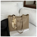 Borsa tote kaki in similpelle con foulard decorativo e fibbia per il pendolarismo chic - Cachi