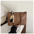 Braune Shopper-Tasche mit Krokostruktur und Seidenschal-Accessoire für Damen - Hellbraun