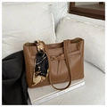 Elegante borsa tote in pelle marrone con decorazione in seta e fibbia dorata - Cuoio